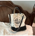 Détail d'un sac cabas en toile avec coutures contrastées et imprimé Made In Standard - Blanc cassé/Noir Patchwork