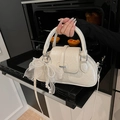Elegante bolso de mano crema con colgante de perlas y correa plateada para primavera - Blanco con colgante