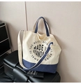 Détail du sac en toile avec base en denim bleu et bandoulière réglable pratique - Blanc cassé/Bleu Patchwork