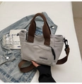Sac à bandoulière en toile gris clair avec poignées brunes et large sangle réglable - Gris