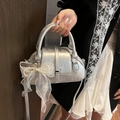 Bolso de mano plateado metalizado con lazo de encaje y cadena de perlas para mujer - Plata (Con Colgante)