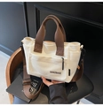 Sac bandoulière minimaliste en toile crème avec sangles brunes et poche zippée - Blanc