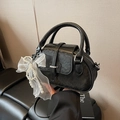 Bolso concha negro en cuero vintage con lazo y dije de perlas y asa superior - Negro con colgante