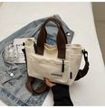 Sac bandoulière minimaliste en toile crème avec poignées brunes et sangle ajustable - Poche zippée
