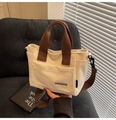 Minimalistische beige canvas crossbodytas met bruine bandjes en voorvak detail - Khaki