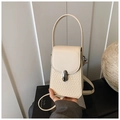 Détail du mini sac crème montrant la texture tissée et le fermoir rotatif argenté - Blanc