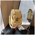 Détail d'un mini sac bandoulière crème avec texture crocodile et boucle argentée - Jaune