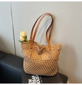 Detail der handgehäkelten Textur und der braunen Kunstlederriemen an einer Strandtasche - Einheitsgröße / Khaki