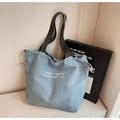 Sac fourre-tout minimaliste en toile bleu clair avec texte et détails de cordon - Bleu
