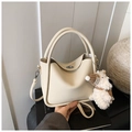 Petit sac à main chic blanc cassé texture litchi avec breloque chien en peluche - Avec Pendentif / Blanc Cassé