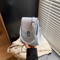 Petit sac de téléphone bleu glacier en cuir avec texture gaufrée et fermoir argent - Bleu