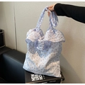 Detalle de los bordes con volantes y el estampado floral en el bolso tote azul claro - Púrpura
