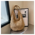 Primer plano del bolso de hombro en ganchillo caqui con diseño floral y paja tejida - Caqui