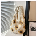 Primer plano de bolso hobo de ganchillo con girasoles y correas tejidas en color crema - Girasol