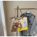 Detalle de bolsa de lona con estampado de oso pardo y asa tejida de alta calidad - Caqui