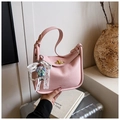 Sac bandoulière rose grainé avec nœud en dentelle et fermoir rotatif doré élégant - Rose avec pendentif