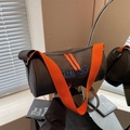 Bolso cilíndrico de lona marrón con correa naranja y detalles bordados de estilo retro - Marrón Oscuro