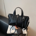 Borsa a mano in pelle verniciata nera lucida con fibbie argento e tracolla regolabile - Nero