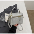 Dettaglio della borsa a scatola in pelle PU grigia con cerniere dorate e tracolla - Grigio senza ciondolo