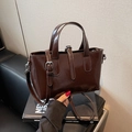 Elegante borsa a mano marrone scuro lucida con tracolla rimovibile e fibbia - Marrone