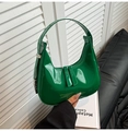 Elegante bolso hobo verde en cuero charol brillante con herrajes plateados - Verde
