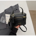 Dettaglio borsa a scatola in pelle nera con logo ZAR&KCMK dorato e doppia cerniera - Nero