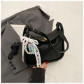 Sac bandoulière noir motif litchi avec nœud en dentelle et pendentif perle chic - Noir avec pendentif