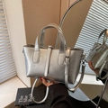 Borsa a mano argento metallizzato con fibbia decorativa e tracolla staccabile - Argento