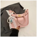 Petit sac carré rose avec pendentif en perles et nœud en dentelle blanche - Rose avec pendentif