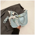 Mini sac bleu ciel à motif litchi avec nœud en dentelle et breloque poupée mignonne - Bleu Clair Avec Pendentif