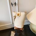 Elegante cremeweiße Beuteltasche aus Leder mit Narbung, Goldschloss und Schultergurt - Weiß