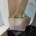 Borsa tote intrecciata a righe arcobaleno con manici in pelle verde e stile vivace - Verde