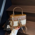 Sac bandoulière boîte chic en toile beige et cuir marron avec double zip et poignée - Blanc Cassé