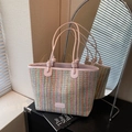 Borsa tote in paglia a righe arcobaleno con manici rosa e texture intrecciata - Rosa