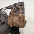 Khaki-Eimerbeutel aus Kieselleder mit Griffen und verstellbarem Riemen auf grauem Blazer - Khaki