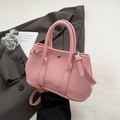 Rosafarbene Eimertasche aus genarbtem Leder mit silberner Schnalle und Schultergurt - Rosa