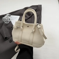 Schicke cremefarbene Beuteltasche aus genarbtem Leder mit Handgriffen und silbernen Details - Weiß