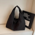 Minimalistische zwarte nylon draagtas met brede schouderband in ruime hobo-stijl - Zwart