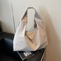 Bolso hobo de nailon gris claro con correa ancha para el hombro y espacioso - Gris