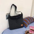 Borsa tote in nylon nero con stemma in pelle e tracolla ampia regolabile - Nero