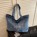 Borsa tote in denim blu con ricamo a ragnatela bianca e spazioso design stile street - Azzurro