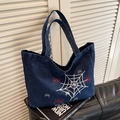 Borsa tote in denim blu scuro con ricamo a ragnatela bianca e ragno rosso decorativo - Blu scuro