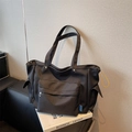 Schwarze Canvas-Tragetasche mit Multitaschen-Design, langen Riemen und gelbem Gummizug - Schwarz