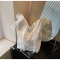 Dettaglio della borsa a spalla bianca a pois con volant in pizzo e fiocco decorativo - Stile a pois / Bianco Sporco