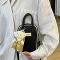 Sac bandoulière tendance en cuir noir avec surpiqûres contrastées et charm ourson - Avec Pendentif Ours en Peluche / Noir