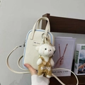 Sac bandoulière beige pour téléphone avec bordure bleue et charm ours en peluche - Avec Pendentif Ours en Peluche / Blanc Cassé