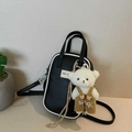 Sac bandoulière en cuir noir avec liseré blanc et breloque ours en peluche douce - Avec Pendentif Ours en Peluche / Jaune