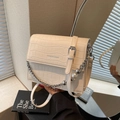 Bolso bandolera crema con grabado de cocodrilo, cadena de perlas y correa ajustable - Blanco Roto