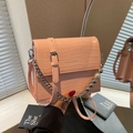 Bolso cuadrado rosa con relieve de cocodrilo, asa de perlas y cadena de plata - Rosa