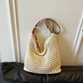 Beige geflochtene Stroh-Schultertasche mit braunen Lederriemen für Strand und Sommerurlaub - Beige